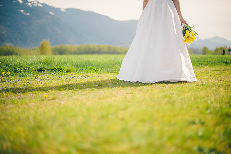 bride with tulips at fraser river lodge