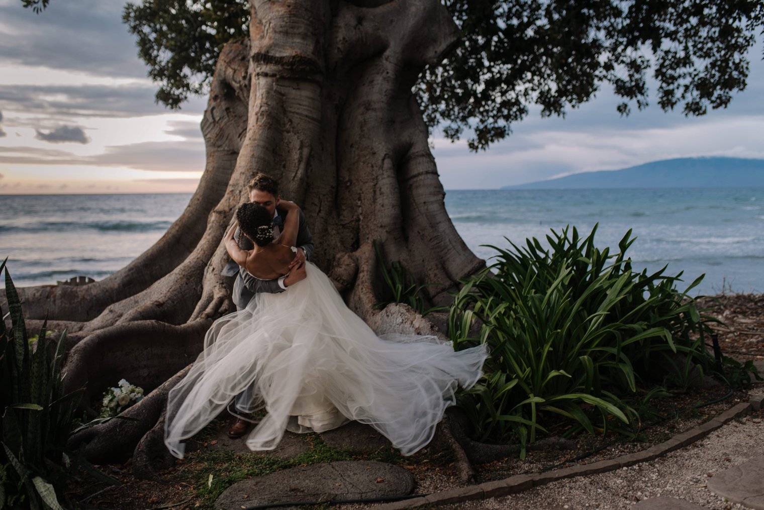 creative maui wedding photos
